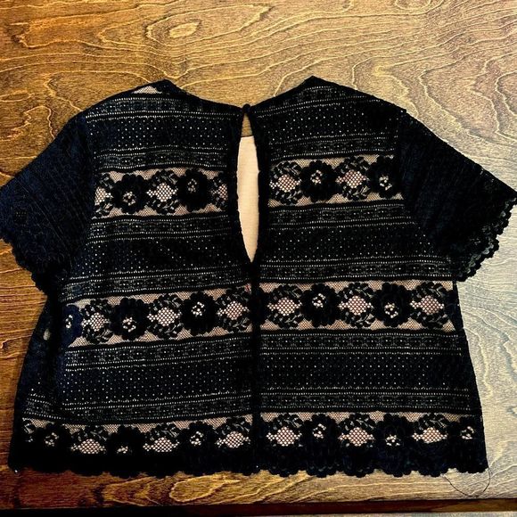 Short lace top with skin tone liner and lace sleeves Sz M from H&M - really cute - Picture 3 of 8